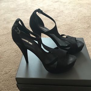 Zara size 39 (9) suede t strap heels in black